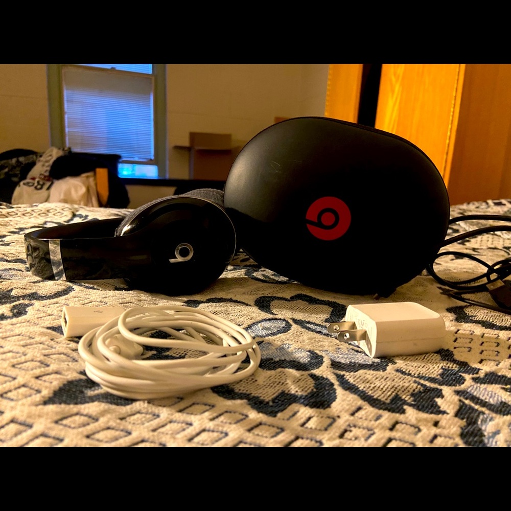 Beats Studio 3 Wireless With Estentails(price Neg)